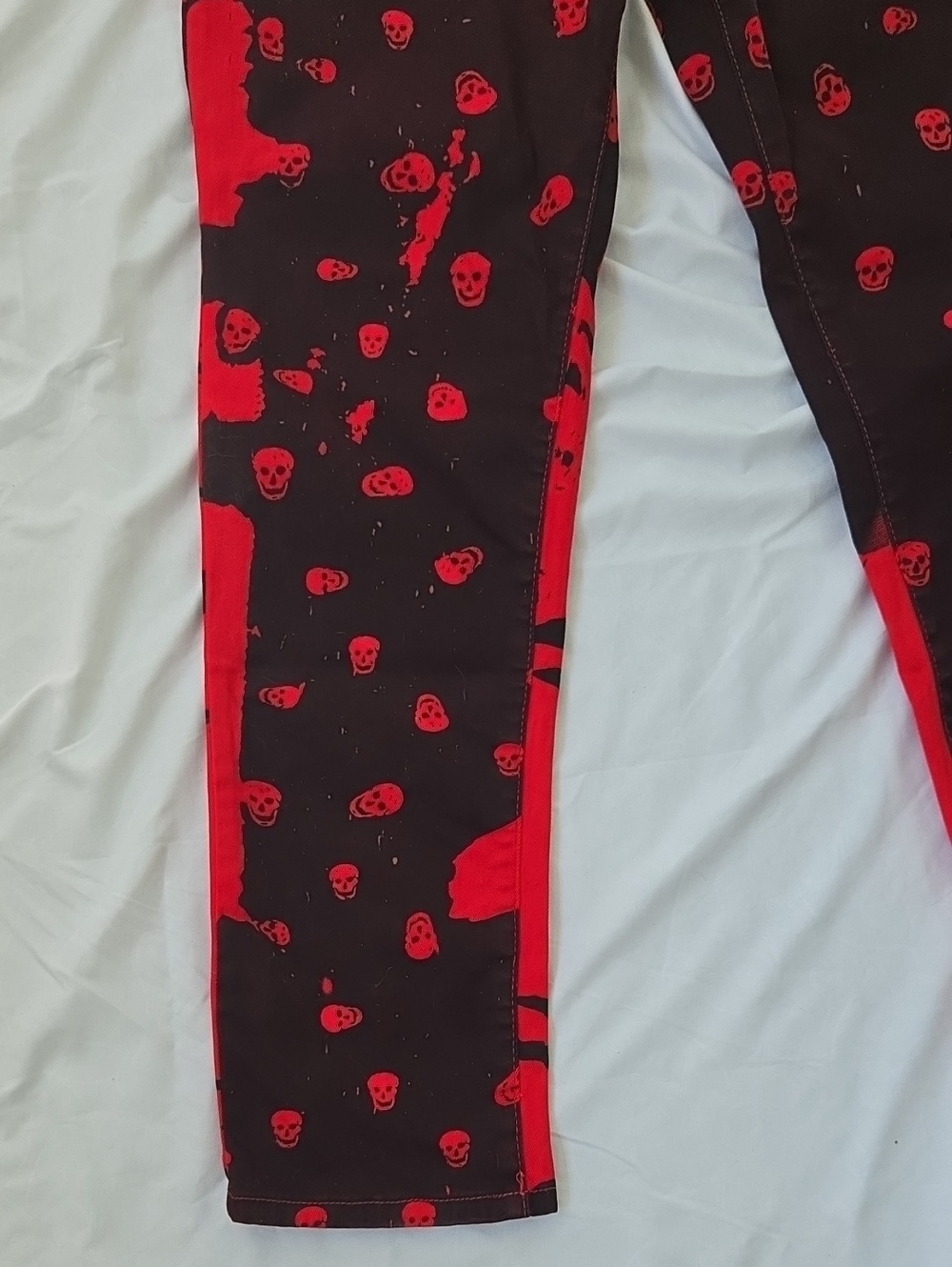 Men's Black Jeans With Multiple Bright Red Skull Graphics All Over Front&Back. - Picture 6 of 16
